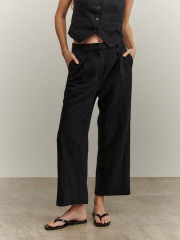 ABOUT YOU x Marie von Behrens Wide leg Bandplooibroek 'Magdalena' in Zwart: voorkant