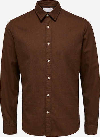 Coupe regular Chemise 'ROBIN' SELECTED HOMME en marron : devant