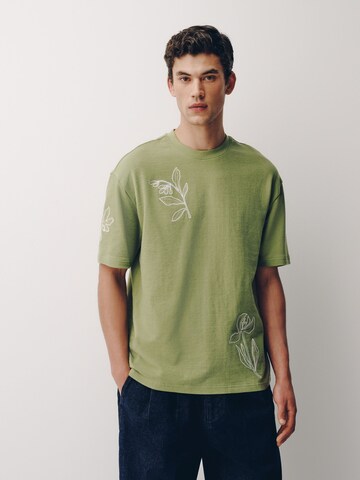 Tricou de la Next pe verde: față