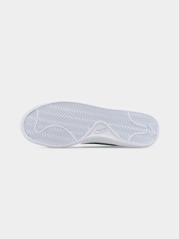 Baskets basses 'CLASSIC' Nike Sportswear en blanc