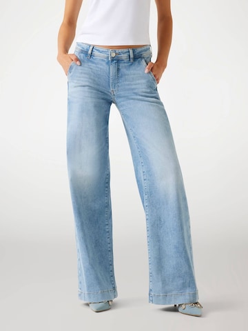 GUESS Loosefit Jeans in Blau: Vorderseite