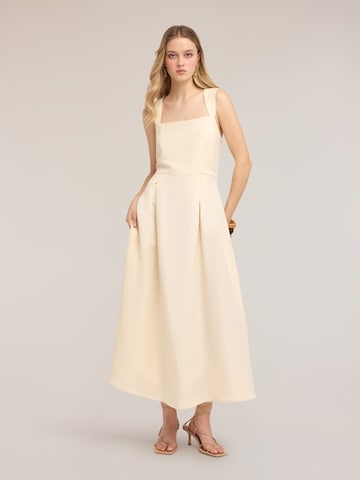 Robe MOTIVI en beige