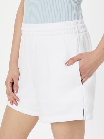 Regular Pantalon 'SUNDAY' Abercrombie & Fitch en blanc