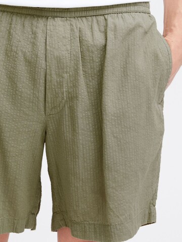 !Solid Regular Chino 'Frevne ' in Groen