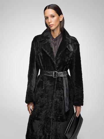 V S P Wintermantel 'Gabrielle' in Zwart