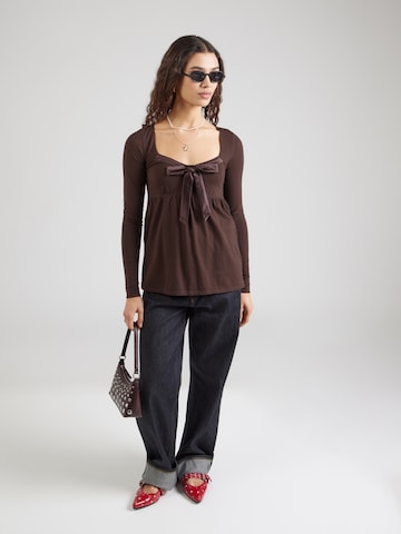 HOLLISTER Тениска в кафяво