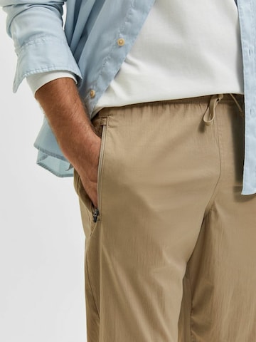 Tapered Pantaloni di SELECTED HOMME in marrone