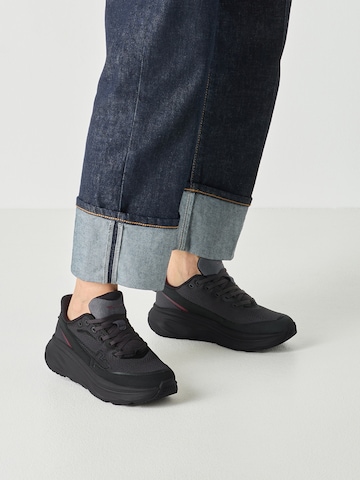 Tamaris Låg sneaker i svart