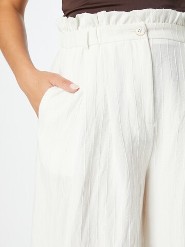 Wide Leg Pantalon à pince s.Oliver BLACK LABEL en blanc