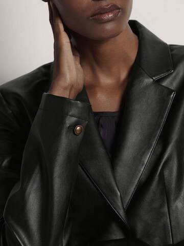 MADELEINE Blazer in Schwarz