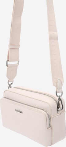 Calvin Klein Skuldertaske i beige: forside