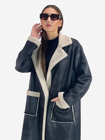 Elara Janker in Schwarz