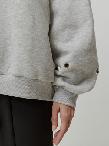 EDITED Sweatshirt 'Ylva' in Grau