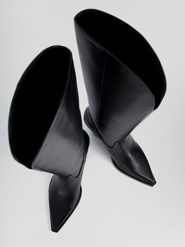 BershkaKaubojske čizme - crna boja