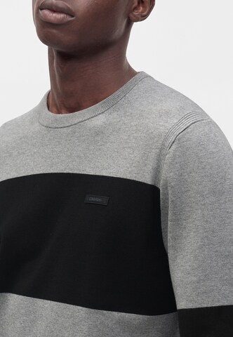 Calvin Klein Пуловер в сиво