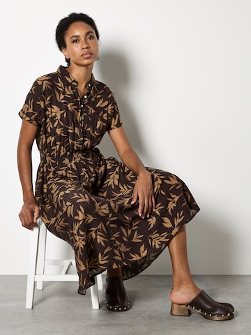Apricot Textured Leaf Shirt Midi Dress ' ' in Braun
