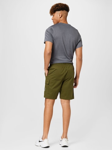 regular Pantaloni di Nike Sportswear in verde