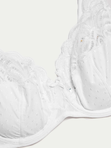 T-shirt Reggiseno di Marks & Spencer in bianco