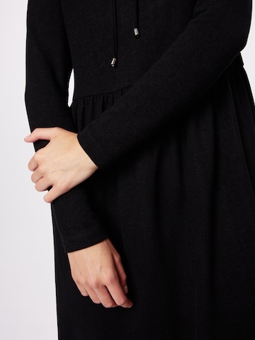 Robe 'Svenja' ABOUT YOU en noir