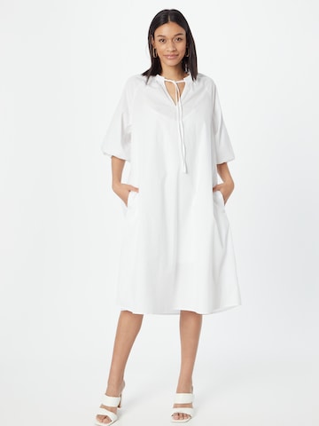 Emily Van Den Bergh - Vestido camisero en blanco: frente