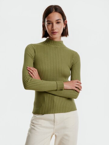 EDITED Пуловер 'JANNICE' в зелено: отпред