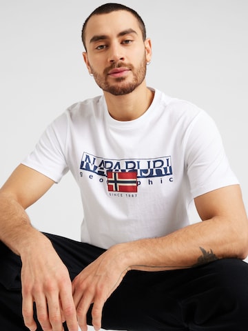 Tricou 'S-AYLMER' de la NAPAPIJRI pe alb