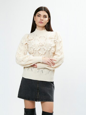 Pullover di Influencer in beige: frontale