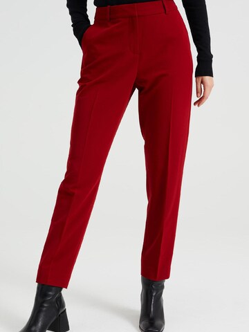 WE Fashion Slimfit Kalhoty s puky – červená: přední strana