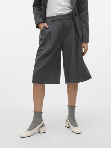 VERO MODA Loosefit Bukser med lægfolder 'LOVELY' i grå: forside