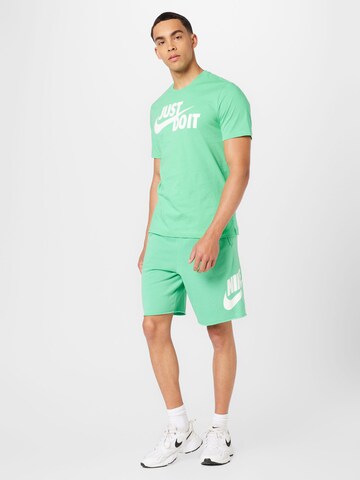 Regular fit Tricou 'Swoosh' de la Nike Sportswear pe verde