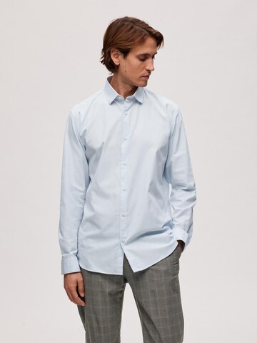 Coupe regular Chemise 'PINPOINT' SELECTED HOMME en bleu : devant