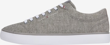 Baskets basses TOMMY HILFIGER en gris : devant