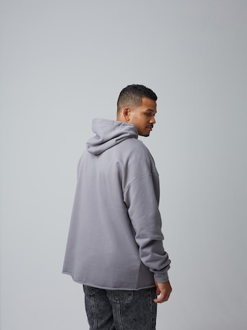 Sweat-shirt 'Faris' ABOUT YOU x Benny Cristo en gris