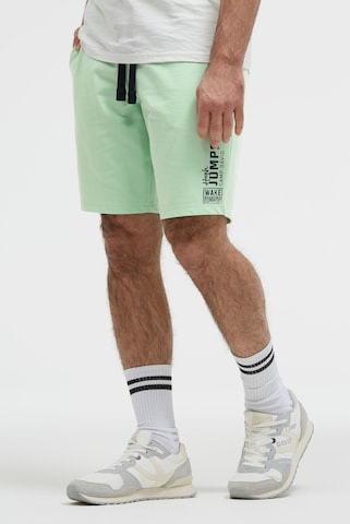 CAMP DAVID Regular Pants in Green: front
