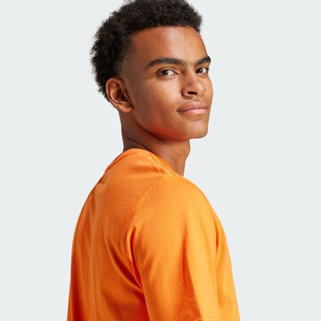 ADIDAS ORIGINALS - Camiseta 'Trefoil Essentials' en naranja