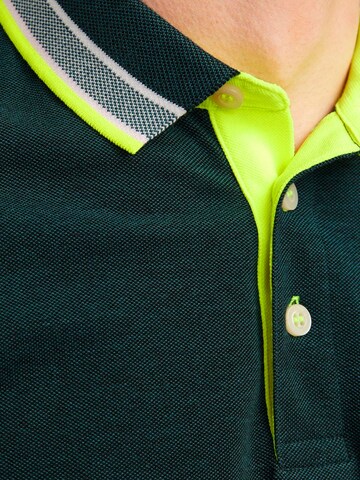 Tricou 'JJPAULOS' de la JACK & JONES pe verde