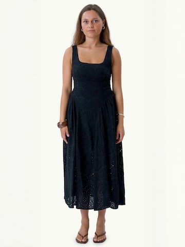 TEESHOPPEN Dress ' Asta ' in Black: front