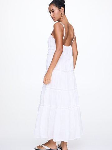 Robe d’été Pull&Bear en blanc
