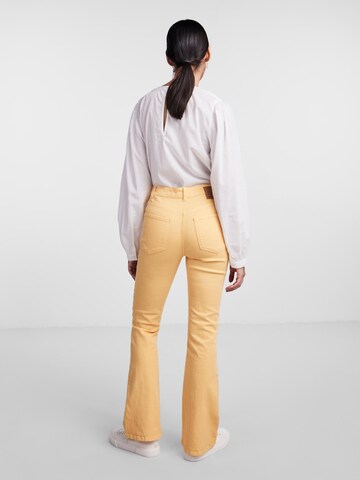 PIECES Flared Jeans 'PEGGY' in Oranje