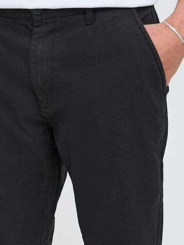 !Solid Regular Chino 'CADEN' in Zwart