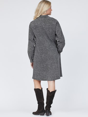 Abito camicia 'ONEA' di SISTERS POINT in grigio