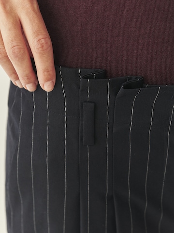 Wide leg Pantaloni con pieghe 'New York' di TATUUM in blu