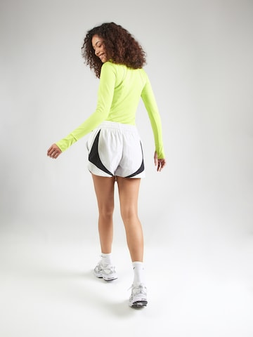 Loosefit Pantalon 'STREET 3"' Nike Sportswear en gris : derrière