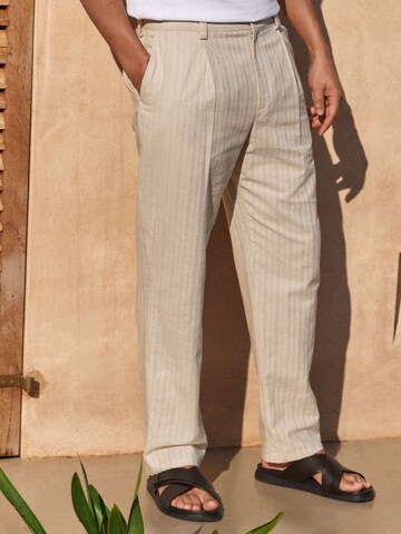 Loosefit Pantaloni con pieghe di Next in beige