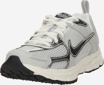 Nike Sportswear Tennarit 'VOMERO 5' värissä harmaa: etupuoli