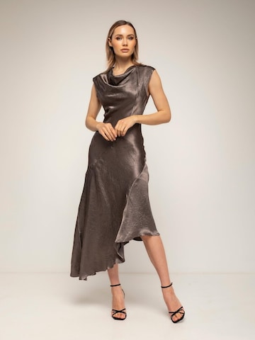 Abito da cocktail 'vestido midi con textura de seda cuello barco y largo asimétrico (Brown)' di Tantra in marrone
