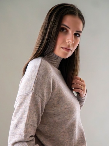 WEARABLE STORIES Trui 'Riske' in Beige