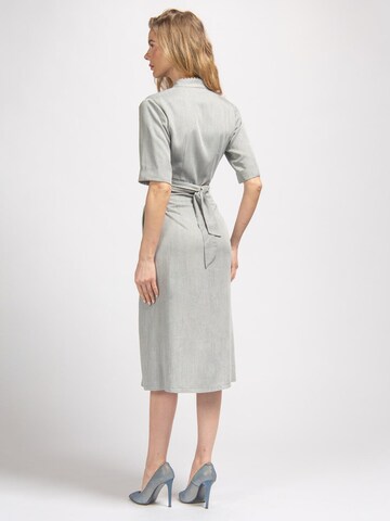 Abito 'Wrap Design Dress – Light Grey – Isabella' di Couture de Marie in grigio