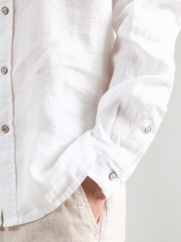 Regular fit Cămașă de la NAPAPIJRI pe alb