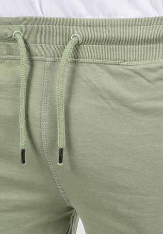 !Solid Regular Sweatshorts in Grün